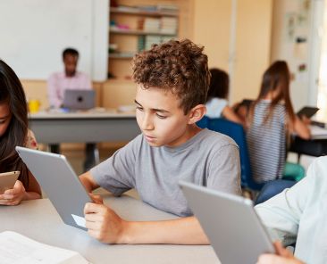 elementary-school-kids-using-tablet-computers-in-59UDPB3